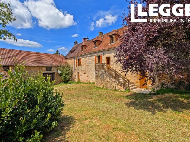 Grande maison ancienne de caractère de 4 chambres avec une grande grange, une cour et une jolie vue