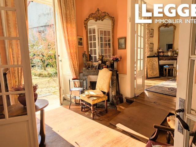 Grande Maison Bourgeoise au coeur de St Yrieix la Perche avec une grange, une cour et un jardin