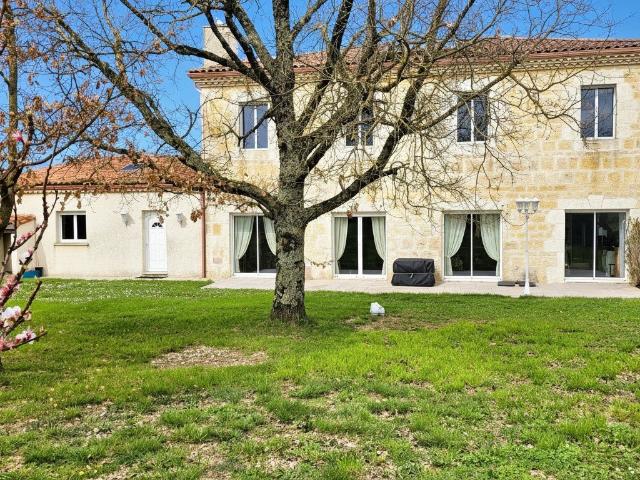 Grande maison contemporaine sur joli terrain à Castenau de M. 195m² Castelnau de Montmiral