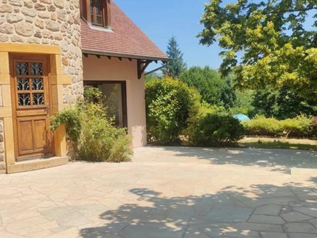 Grande maison, dans un village proche de LA CLAYETTE