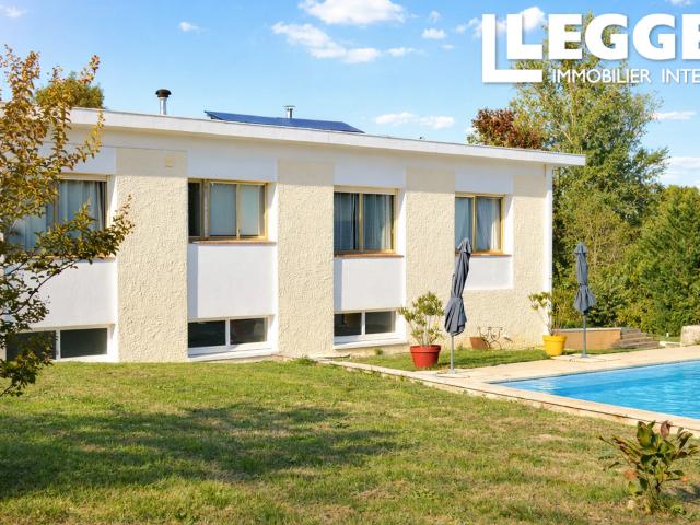 Grande maison d'architecte située à 15 minutes de Villeneuve sur Lot. Grand jardin arboré avec piscine