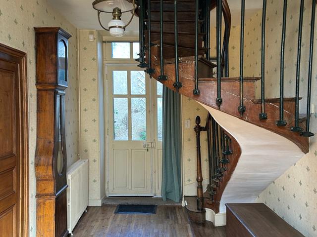 GRANDE MAISON DE BOURG AVEC CACHET, 3 CHAMBRES possibilités +, BEAUX VOLUMES, ESPACES AMÉNAGEABLES, JARDIN