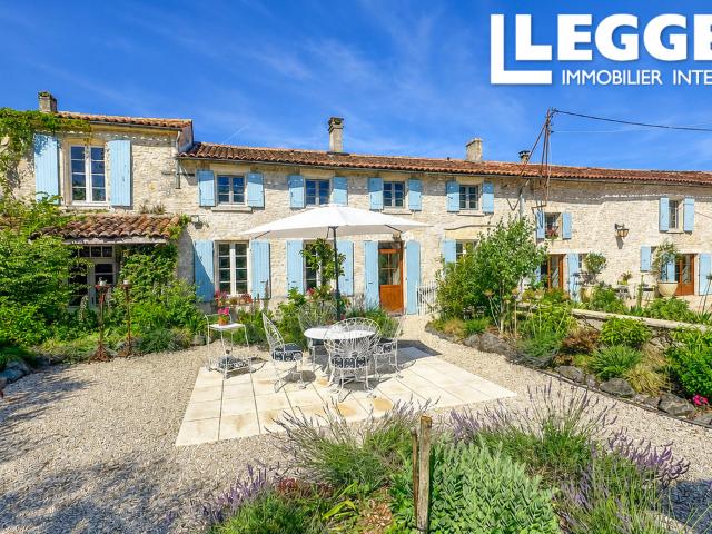 Grande maison de campagne avec piscine, 5 chambres, 4 salles d'eau, parc paysager, proche Matha