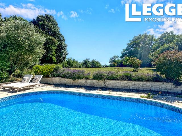 Grande maison de campagne avec piscine, 5 chambres, 4 salles d'eau, parc paysager, proche Matha