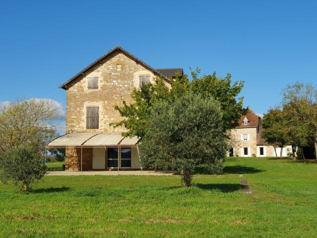 Grande maison de campagne en milieu rural avec 8 ha 880m² Villeneuve