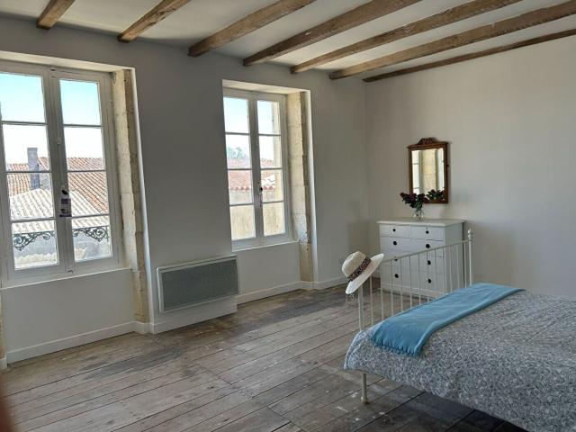Grande maison de caractère au coeur de Néré avec jardin et dépendance