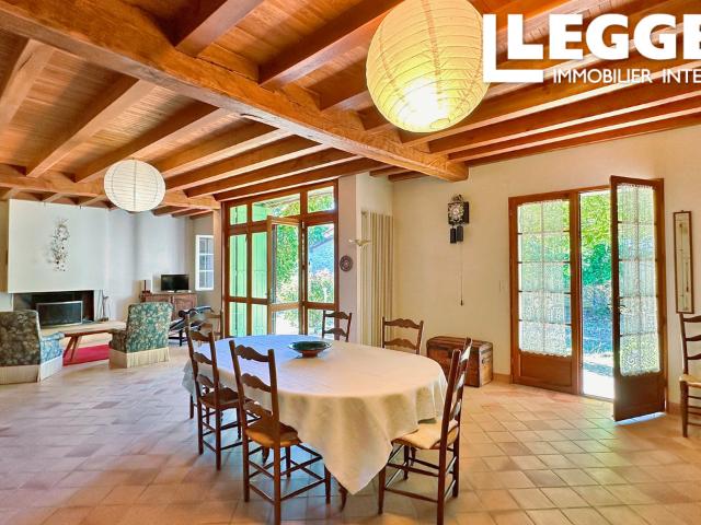Grande maison de caractère avec 6 chambres, dépendance et joli jardin, dans un quartier calme et résidentiel