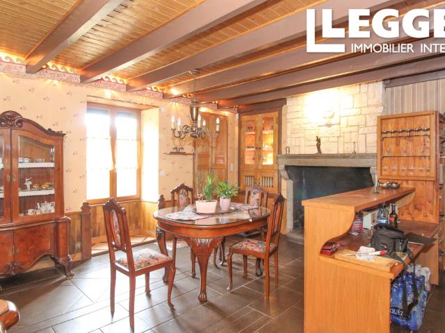 Maison 5 chambres dans village recherché avec dépendances et grand jardin. Excellente performance énergétique