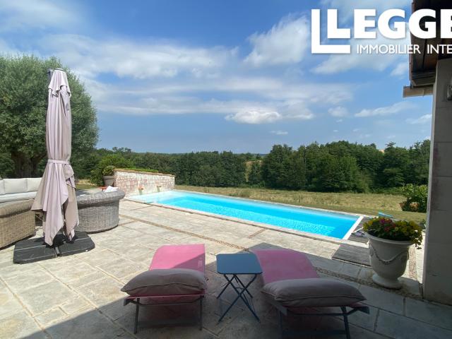 Grande maison de caractère magnifiquement rénovée avec dépendances, piscine chauffée et terrain