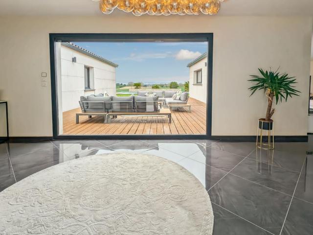Grande maison de plain pied avec garage et piscine