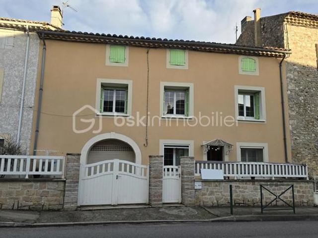 Grande maison de village: 4 chambres, cave et garage