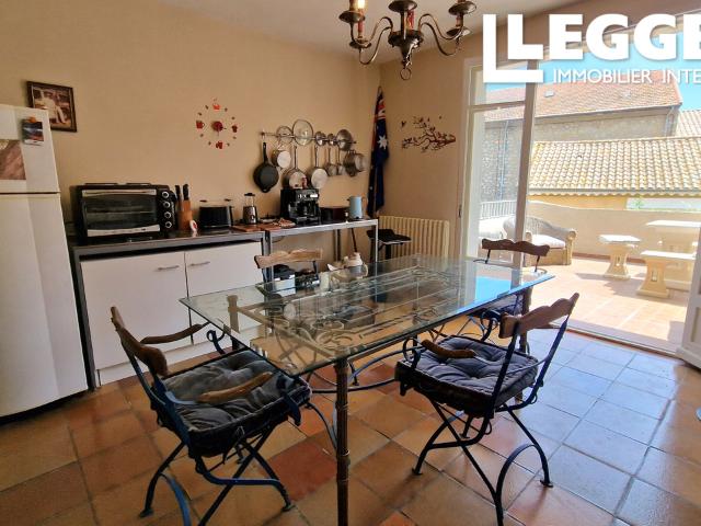 Grande maison de village avec 6 chambres, terrasse sur le toit et immense garage