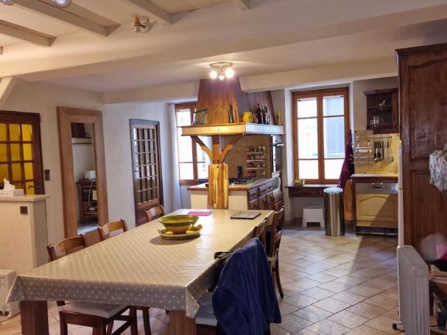 grande maison de village avec terrasse