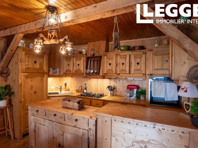 Belle maison de caractère avec activité chambres d’hôtes, dépendances et grand jardin – Uzelle 25