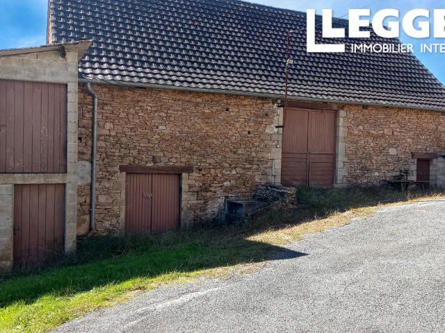 Grande maison de village avec granges, cuisine, salon, salle à manger, 4 chambres, 2 salles de bains sur 135 m