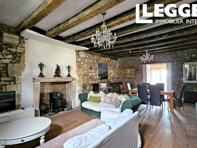 Grande maison de village historique de 4 chambres à Couleuvre avec terrasse, dépendances, vue campagne
