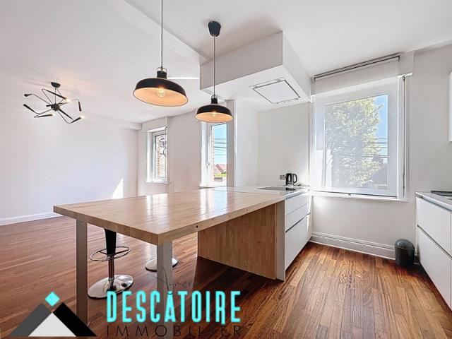 Grande maison de ville avec garage et jardin