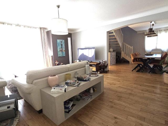 Grande maison de ville avec garage, piscine, jardin, proche. 244m² Perpignan