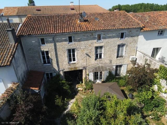 Grande Maison De Ville Avec Jardin Clos Et Grande Grange 224m² Aigre