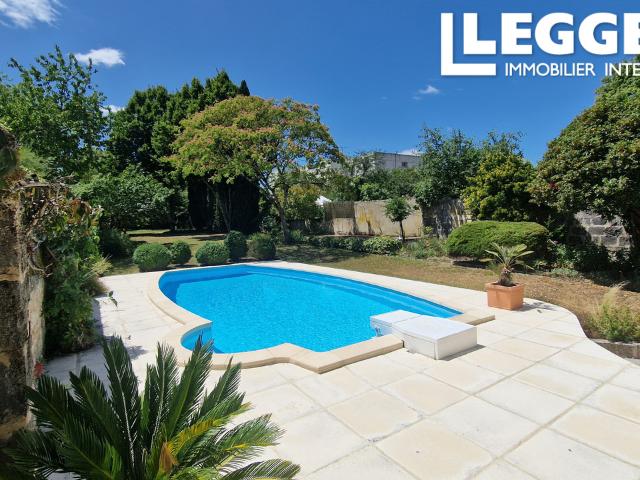Grande maison de ville 5 chambres avec garage, jardin, piscine et nombreuses dépendances