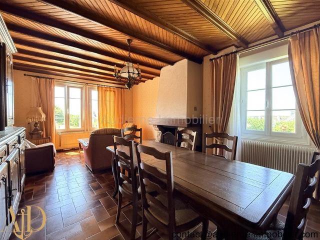 Grande maison de 1935 en pierre avec jolie vue sur l'entrée. 182m² Plouhinec