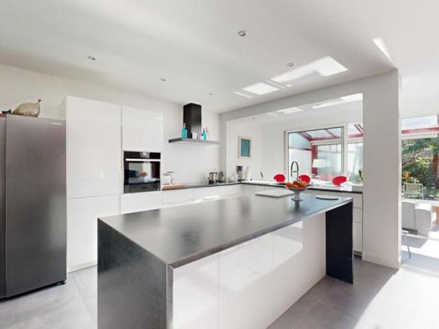GRANDE MAISON DE 230M2 AVEC JARDIN ET GARAGES QUARTIER PONTS