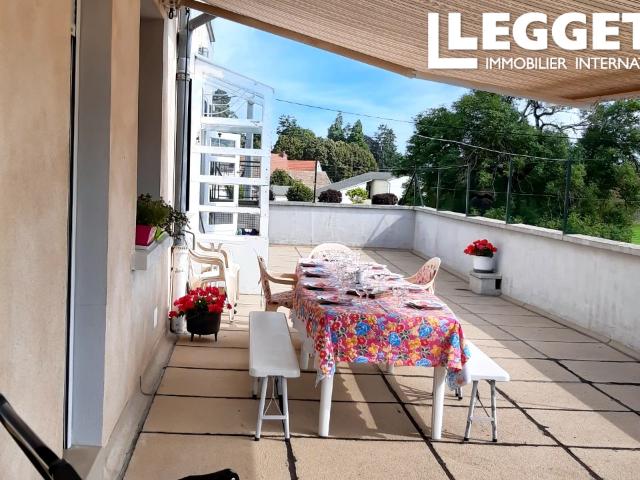 Grande maison de 2 logements séparés, 8 chambres, 2 salles de bains, immense garage 225 m2, grand potentiel