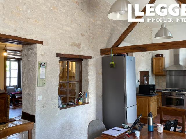 Grande maison de 5 chambres avec jardin et vue imprenable située au centre d'un charmant village