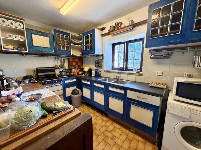 Grande maison d'habitation à vendre avec beaucoup de terrain prè