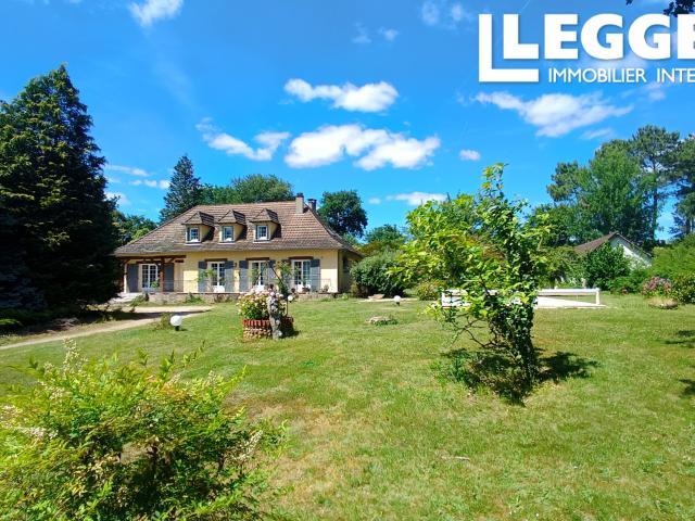 Grande Maison dominante proche Périgueux avec grand parc de plus d'un hectare avec piscine