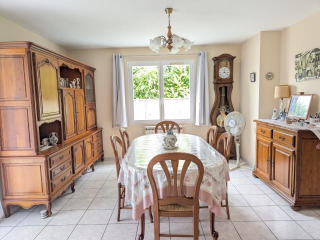 Au calme, maison 5 pièces en parfait état, avec garage double