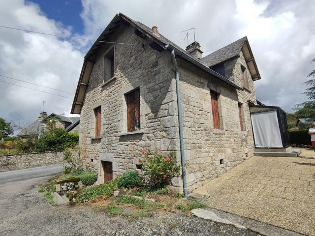 Grande maison en pierre avec hangar de 540 m2, grange, dépen