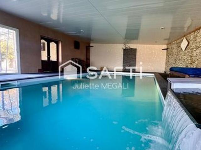 Grande maison en pierre avec piscine intérieure