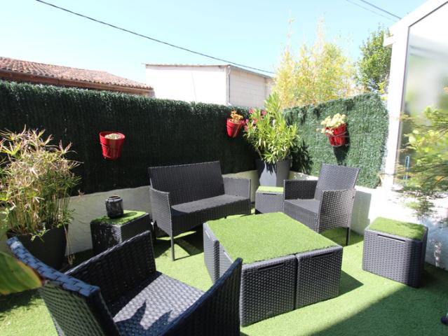 Grande maison en pierre avec terrasse