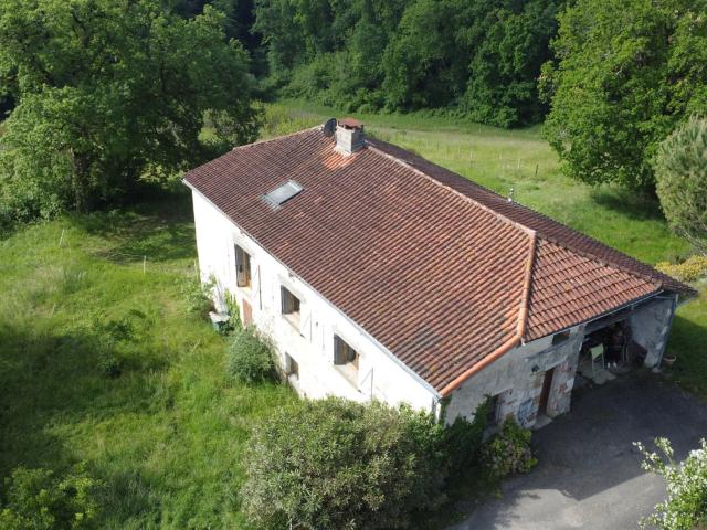 Grande maison en pierre et brique d'env 220 m2, entourée de. 220m² Boudou