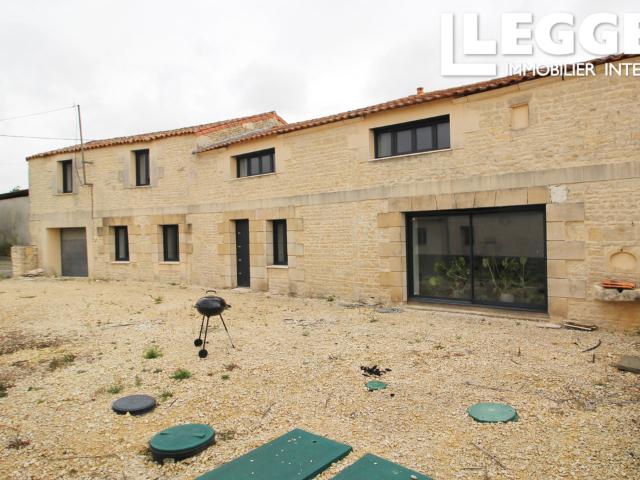 Grande maison en pierre rénovée avec jardin dans un environnement calme et champêtre