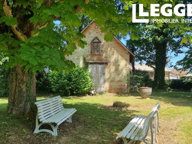 Grande maison familiale avec dépendances sur un grand terrain. Potentiel gites, B&B, chevaux.