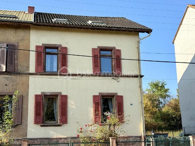 Grande maison familiale avec jardin, garages et dépendances