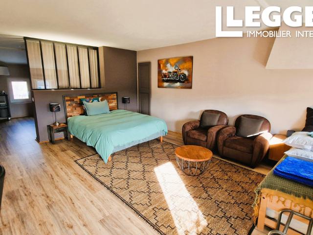 Grande Demeure en Pierre avec Piscine Chauffée, Cave & Garage – Idéale Famille ou Chambres d’Hôtes