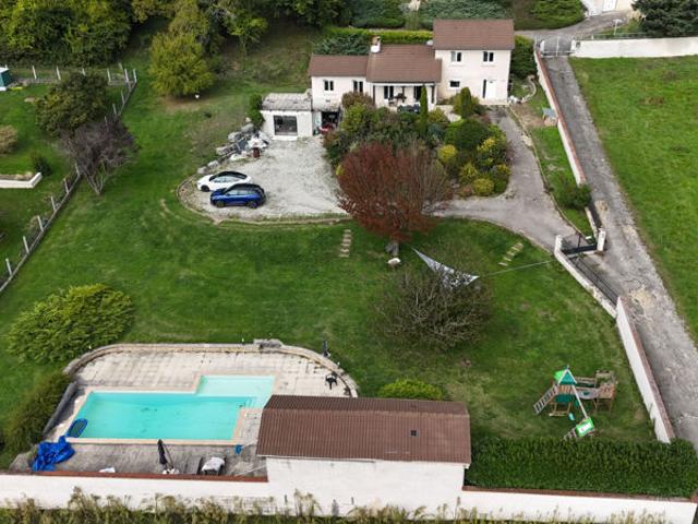Grande maison familiale avec piscine et 6 chambres, à 20 mn de Bourgoin