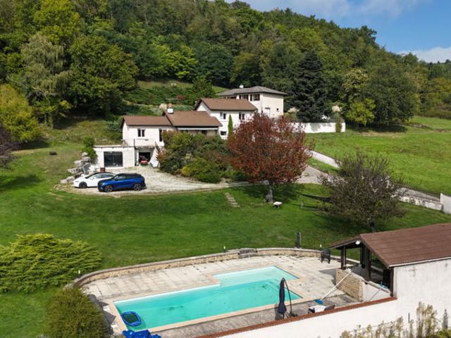 Grande maison familiale avec piscine et 6 chambres, à 20 mn de Bourgoin