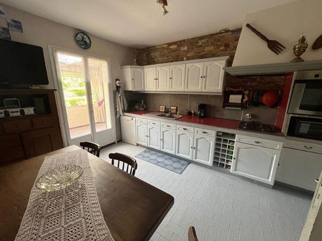 Grande maison familiale avec piscine et appartement