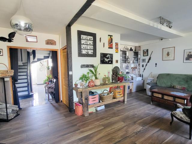 Grande maison familiale avec terrain, piscine couverte et dépendances