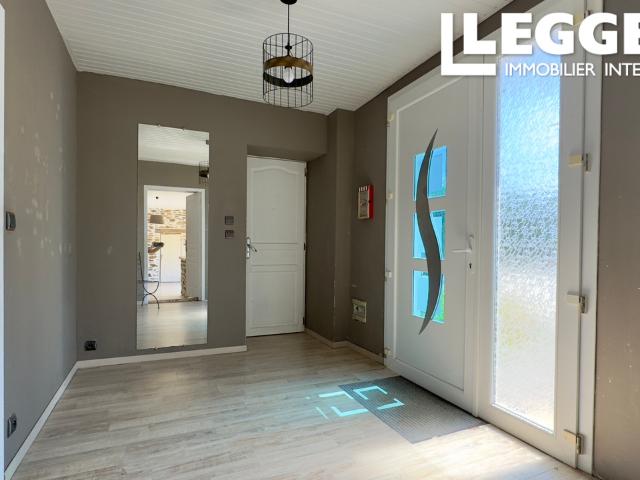 Grande maison familiale avec vue dégagée, piscine et charme authentique, proche Châlus