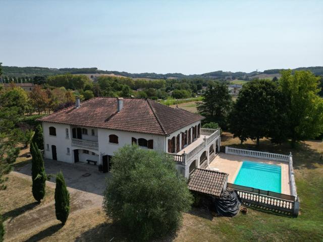 Grande maison familiale contemporaine avec piscine et grand. 440m² Vic Fezensac