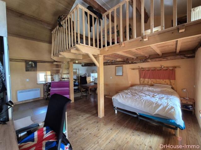Grande maison familiale de 8 pièces à la campagne sur un grand terrain arboré à Cunlhat