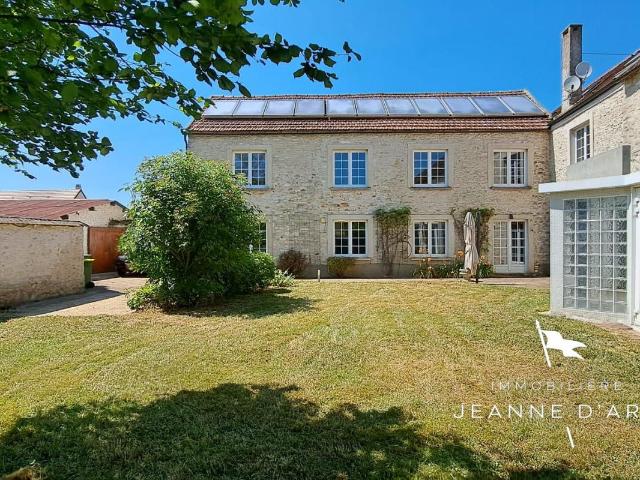 Grande maison familiale de 360 m2 avec jardin clos, à 5 minutes de Thoiry 8 Pièces 5 chambres + Piscine intérieure