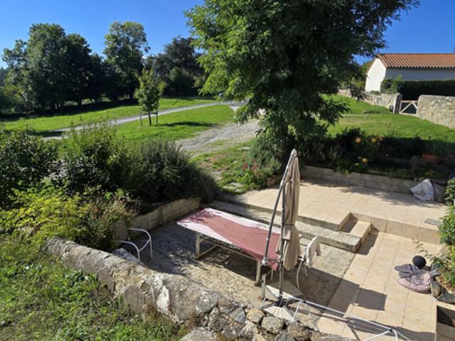 Grande maison familiale en pierre avec cachet et potentiel d