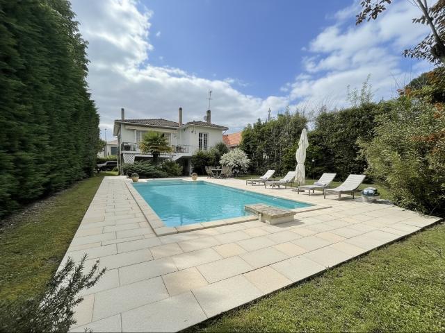 Grande maison familiale en plein centre de Bordeaux Cauderan 5 chambres jardin piscine garage