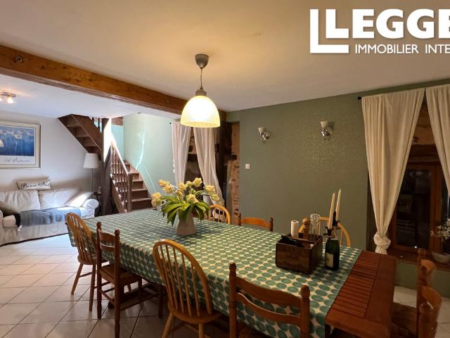Grande maison familiale, grange aménagée, avec 6 chambres, 4 salles de bains, nouvelle piscine, endroit calme